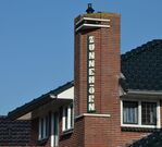 De naam van het pand, vertikaal op de schoorsteen.
<br/>
Richard Keijzer, 2014-10-28